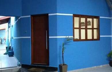 Imagem: A casa possui 4 Dormitórios, 3 Banheiros, 2 Vagas na garagem