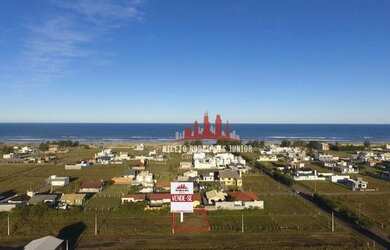 Imagem: O terreno possui 375m² de Área e está localizado em Balneário