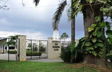 Imagem: A casa possui 4 Dormitórios, 5 Banheiros, 4 Vagas na garagem