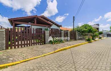 Imagem: A casa possui 3 Dormitórios, 3 Banheiros, 4 Vagas na garagem