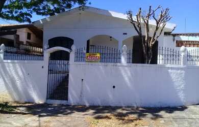 Imagem: A casa possui 3 Dormitórios, 1 Banheiro, 1 Vaga na garagem