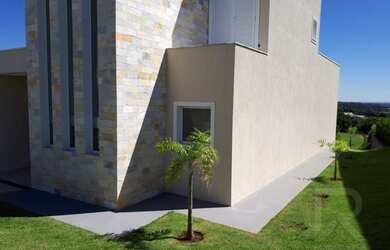 Imagem: A casa possui 4 Dormitórios, 5 Banheiros, 2 Vagas na garagem