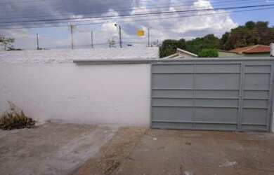 Imagem: A casa possui 4 Dormitórios, 1 Banheiro, 4 Vagas na garagem