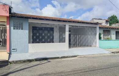 Imagem: A casa possui 3 Dormitórios, 2 Banheiros, 1 Vaga na garagem