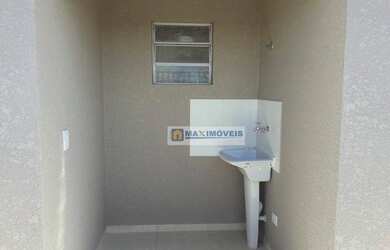 Imagem: A casa possui 2 Dormitórios, 2 Banheiros, 2 Vagas na garagem