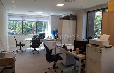 Imagem: O depósito possui 1 Vaga na garagem, 49m² de Área e está