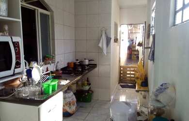 Imagem: A casa possui 3 Dormitórios, 1 Banheiro, 2 Vagas na garagem