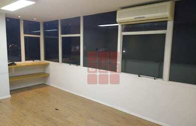 Imagem: O depósito possui 2 Vagas na garagem, 160m² de Área e está