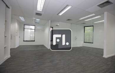 Imagem: O depósito possui 4 Vagas na garagem e 127m² de Área e está