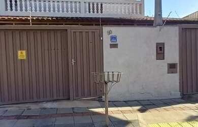 Imagem: A casa possui 3 Dormitórios, 4 Banheiros, 2 Vagas na garagem