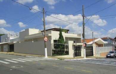 Imagem: A casa possui 3 Dormitórios, 5 Banheiros, 4 Vagas na garagem