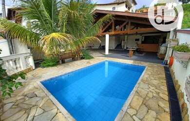 Imagem: A casa possui 3 Dormitórios, 3 Banheiros, 5 Vagas na garagem