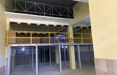 Imagem: O depósito possui 3 Vagas na garagem, 490m² de Área e está