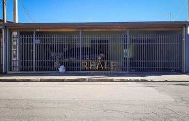 Imagem: A casa possui 5 Dormitórios, 3 Banheiros, 4 Vagas na garagem
