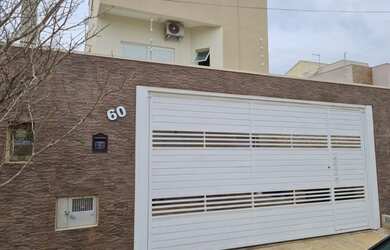 Imagem: A casa possui 3 Dormitórios, 4 Banheiros, 2 Vagas na garagem