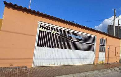 Imagem: A casa possui 5 Dormitórios, 3 Banheiros, 4 Vagas na garagem