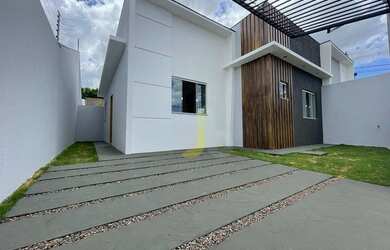 Imagem: A casa possui 2 Dormitórios, 2 Banheiros, 2 Vagas na garagem