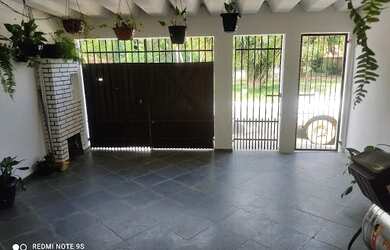 Imagem: A casa possui 2 Dormitórios, 1 Banheiro, 1 Vaga na garagem