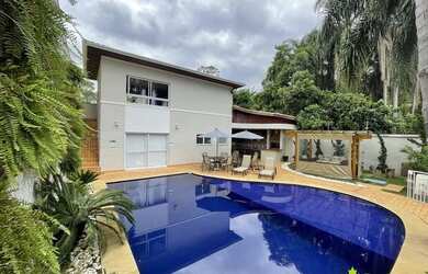 Imagem: A casa possui 3 Dormitórios, 4 Banheiros, 2 Vagas na garagem