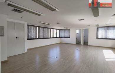 Imagem: O depósito possui 4 Vagas na garagem e 128m² de Área e está