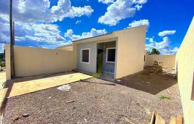 Imagem: A casa possui 3 Dormitórios, 1 Banheiro, 2 Vagas na garagem