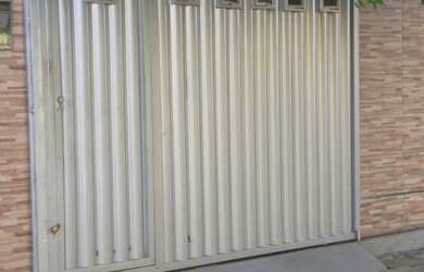 Imagem: A casa possui 2 Dormitórios, 1 Banheiro, 1 Vaga na garagem