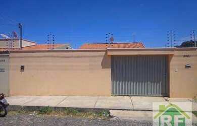 Imagem: A casa possui 3 Dormitórios, 1 Banheiro, 2 Vagas na garagem