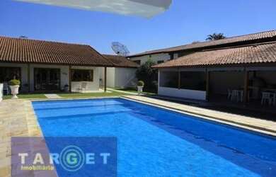 Imagem: A casa em condomínio possui 4 Dormitórios, 4 Banheiros, 580m²