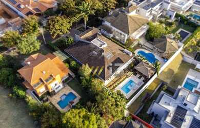 Imagem: A casa em condomínio possui 4 Dormitórios, 5 Banheiros, 5