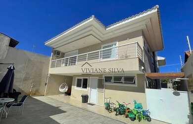 Imagem: A casa possui 4 Dormitórios, 4 Banheiros, 4 Vagas na garagem