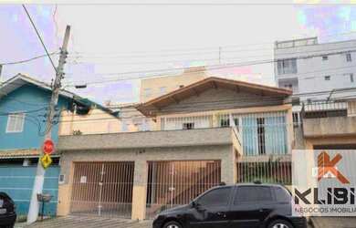 Imagem: A casa possui 3 Dormitórios, 2 Banheiros, 4 Vagas na garagem