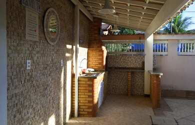 Imagem: A casa possui 2 Dormitórios, 2 Banheiros, 2 Vagas na garagem