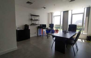 Imagem: O depósito possui 1 Vaga na garagem, 27m² de Área e está