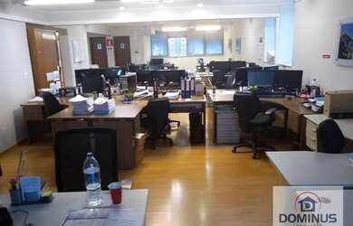 Imagem: O depósito possui 5 Vagas na garagem e 300m² de Área e está