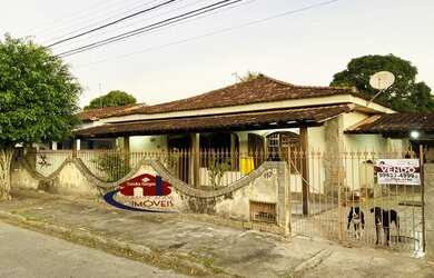 Imagem: A casa possui 3 Dormitórios, 2 Banheiros, 2 Vagas na garagem