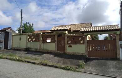 Imagem: A casa possui 4 Dormitórios, 4 Banheiros, 5 Vagas na garagem