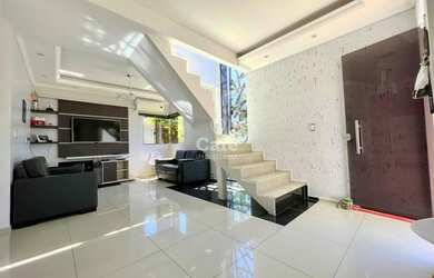 Imagem: A casa possui 4 Dormitórios, 3 Banheiros, 2 Vagas na garagem