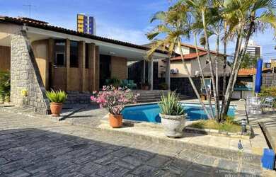 Imagem: A casa possui 5 Dormitórios, 5 Banheiros, 5 Vagas na garagem