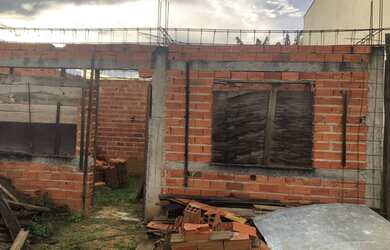 Imagem: A casa possui 2 Dormitórios, 1 Banheiro, 1 Vaga na garagem