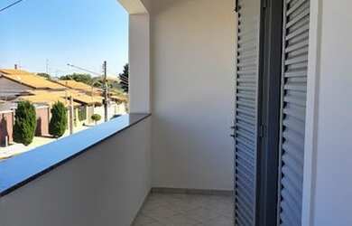 Imagem: A casa possui 4 Dormitórios, 2 Banheiros, 2 Vagas na garagem