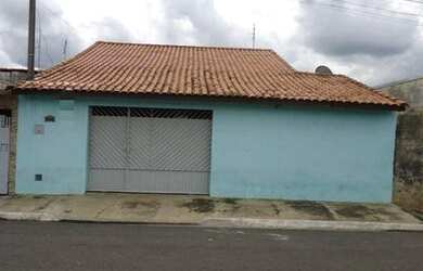 Imagem: A casa possui 2 Dormitórios, 2 Banheiros, 2 Vagas na garagem