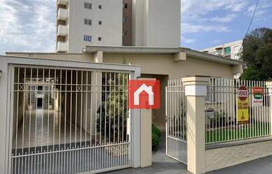 Imagem: A casa possui 3 Dormitórios, 3 Banheiros, 3 Vagas na garagem