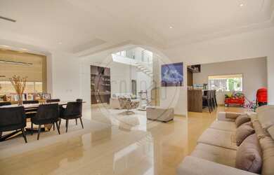 Imagem: A casa em condomínio possui 4 Dormitórios, 5 Banheiros, 4