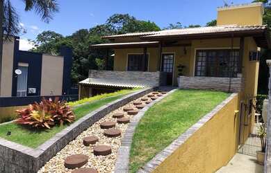 Imagem: A casa e possui 3 Dormitórios, Suítes, 3 Banheiros, 3 Vagas