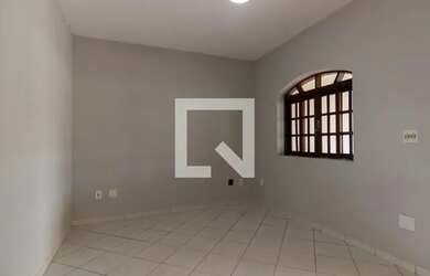 Imagem: A casa possui 2 Dormitórios, 2 Banheiros, 2 Vagas na garagem