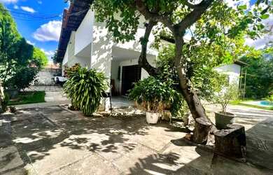 Imagem: A casa possui 4 Dormitórios, 1 Banheiro, 1 Vaga na garagem