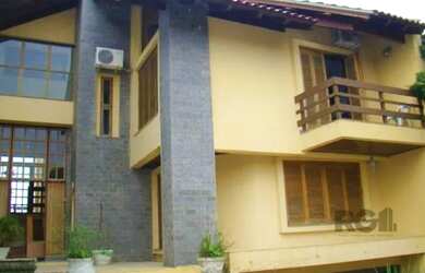 Imagem: A casa possui 4 Dormitórios, 4 Banheiros, 4 Vagas na garagem