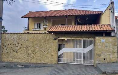 Imagem: A casa possui 4 Dormitórios, 3 Banheiros, 4 Vagas na garagem