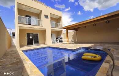 Imagem: A casa possui 3 Dormitórios, 3 Banheiros, 3 Vagas na garagem