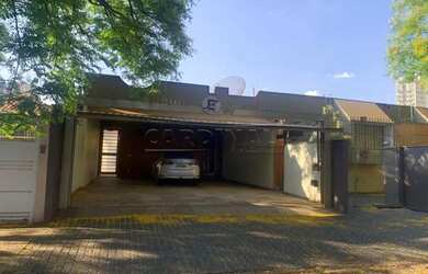 Imagem: A casa possui 5 Dormitórios, 5 Banheiros, 3 Vagas na garagem